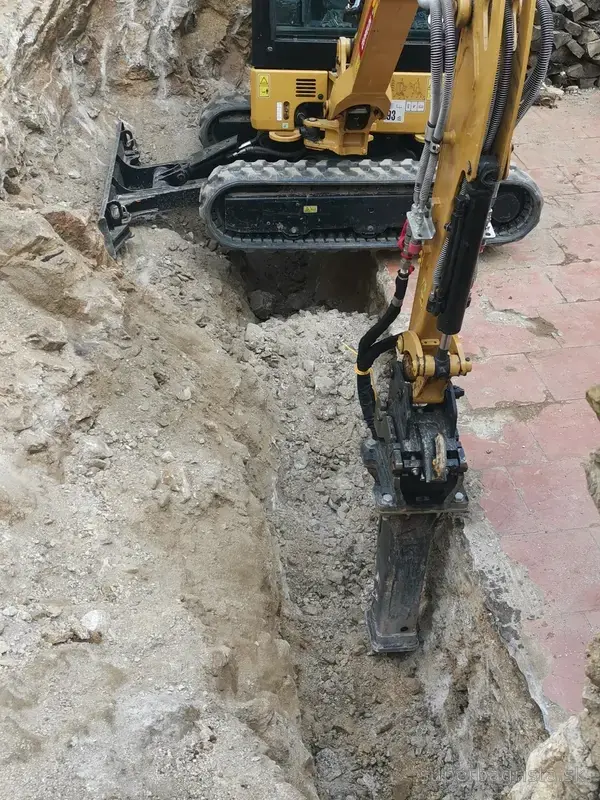 Hydraulické kladivo v rozpracovanom výkope pre základ v skale