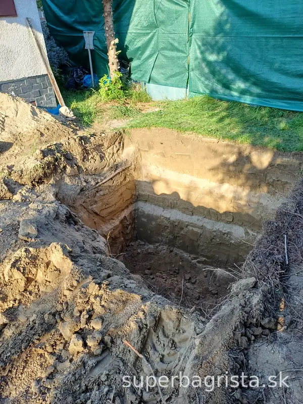 Prehlbovanie výkopu pre zbernú nádrž pri plote