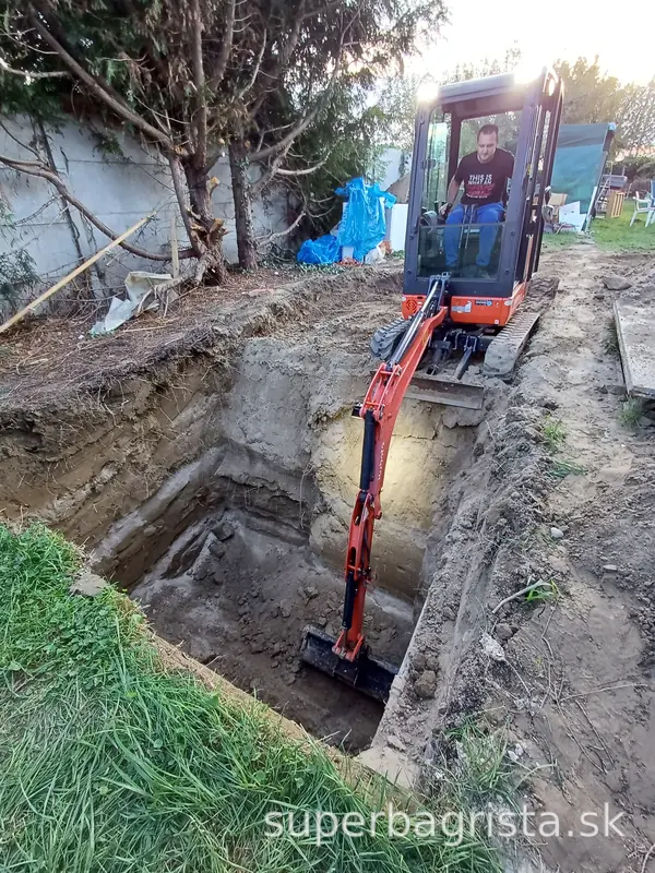 Práca minibágra vo výkope pre podzemnú zbernú nádrž