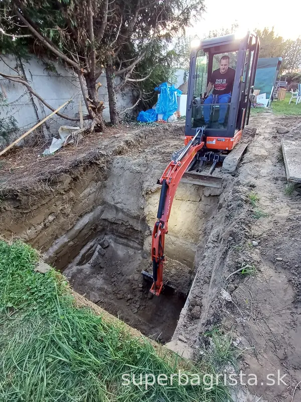 Postupné prehlbovanie výkopu pre septik alebo zbernú nádrž