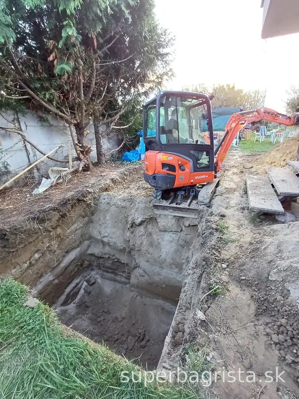 Kubota pri dokončovaní stien hlbokej stavebnej jamy