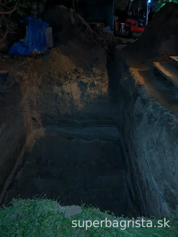Pohľad do hlbokej jamy pre nádrž po zotmení