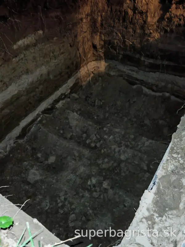 Detail dna a stien pripraveného výkopu pre nádrž
