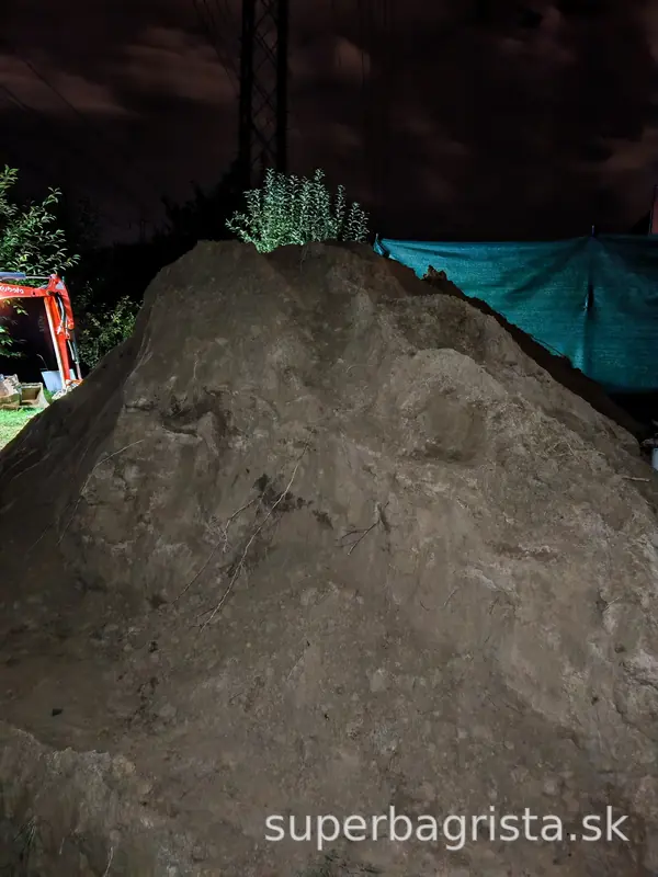 Uložená zemina pri dokončovaní hlbokého výkopu