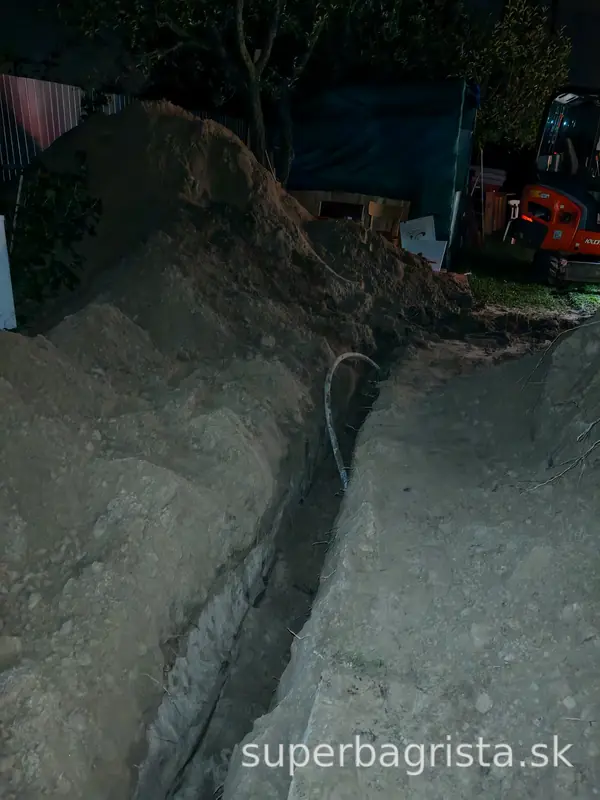 Hlboký výkop s ryhou pre napojenie siete v záhrade