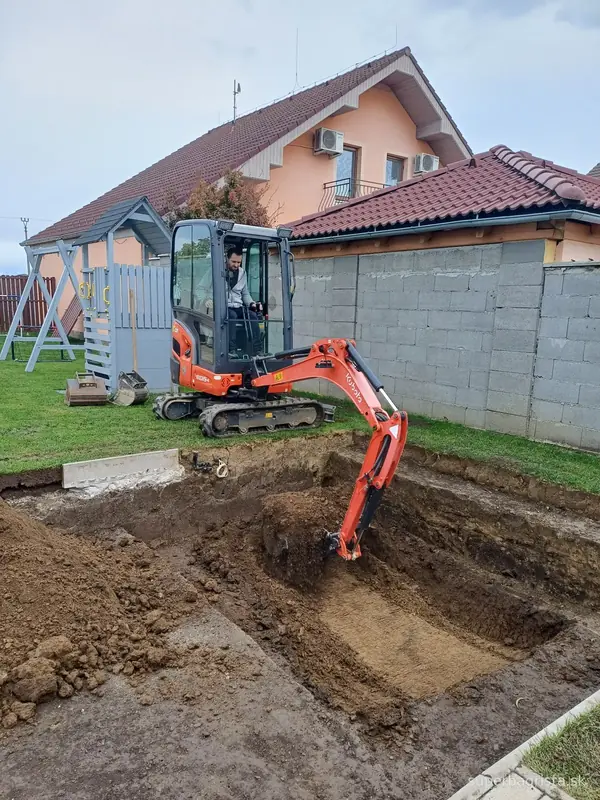 Začiatok výkopu bazénovej jamy minibagrom Kubota v záhrade