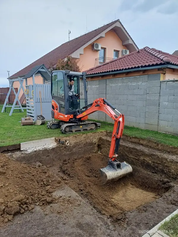 Rozširovanie výkopu bazéna svahovacou lopatou na minibagri Kubota