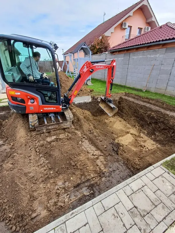 Obdĺžnikový pôdorys výkopu pre bazén počas realizácie