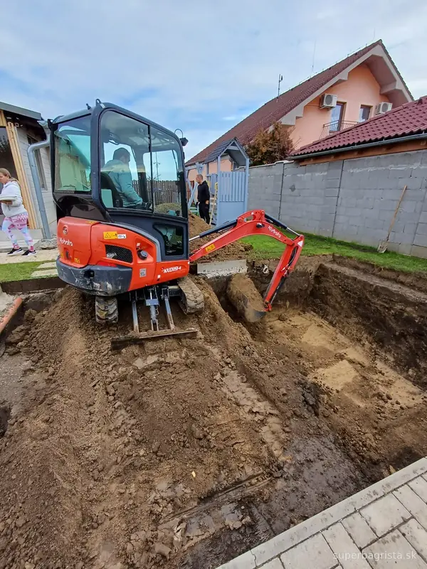 Pokračovanie hĺbenia celej plochy výkopu pre bazén
