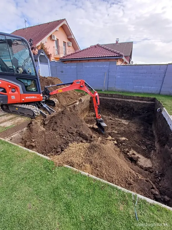 Čistenie stien a zarovnávanie dna výkopu bazéna