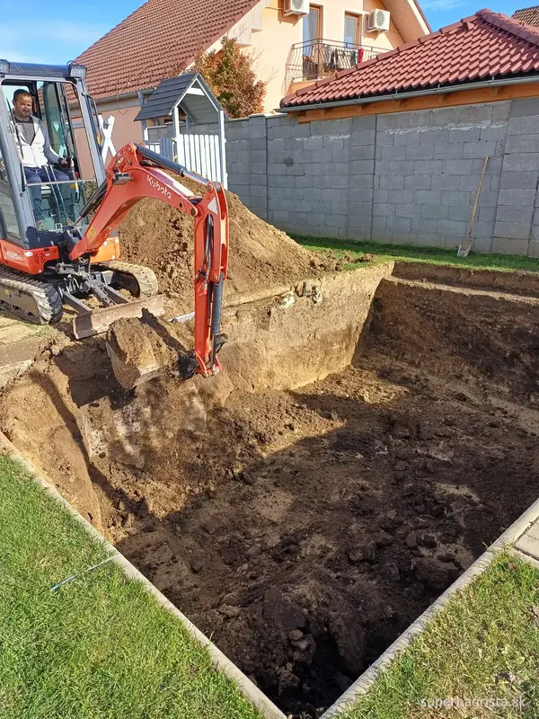 Vyberanie poslednej zeminy z takmer hotového výkopu bazéna