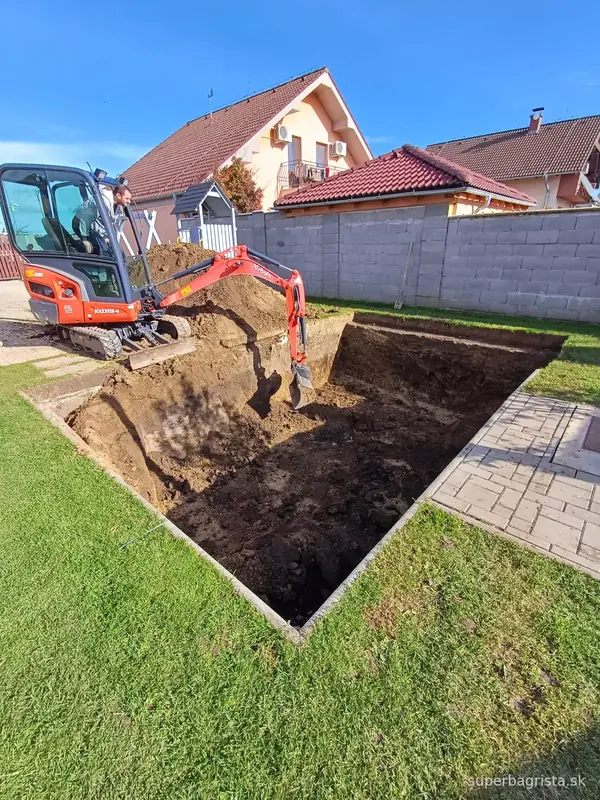 Takmer dokončený výkop bazéna s vyčistenými stenami a dnom