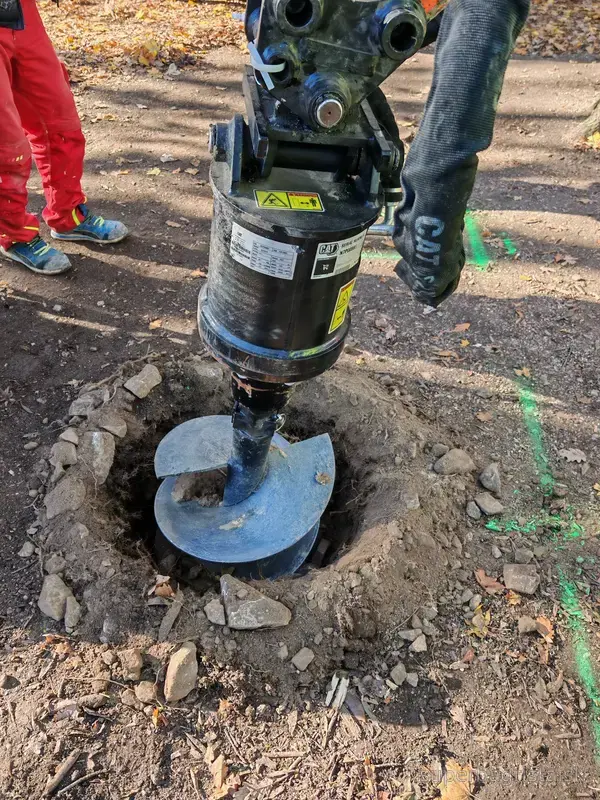 Hydraulický zemný vrták pri vŕtaní v kamenistej zemine