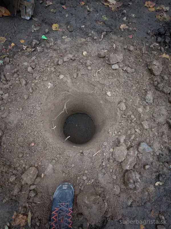 Hotový kruhový otvor vyvŕtaný zemným vrtákom