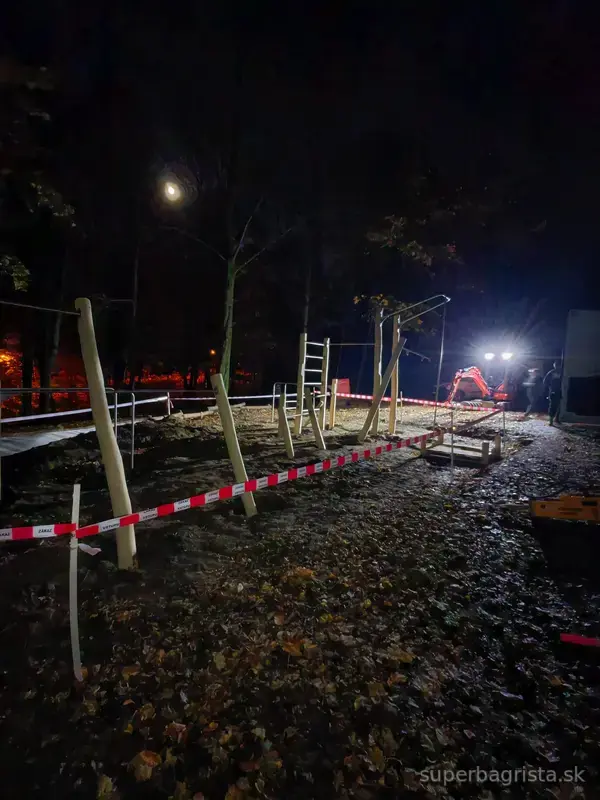 Zabezpečené pracovisko počas večernej realizácie